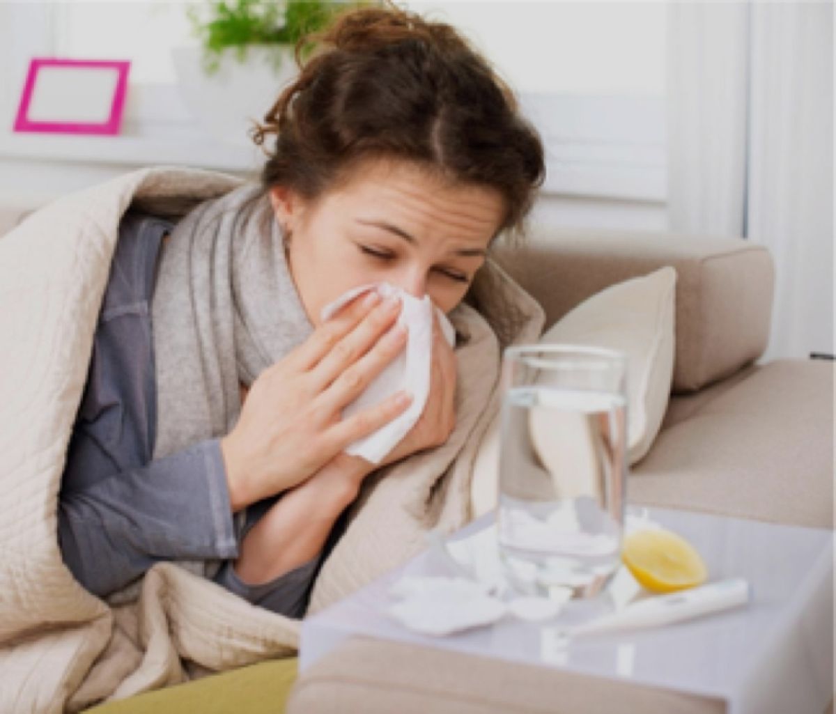 Jeune femme enrhummée se mouche